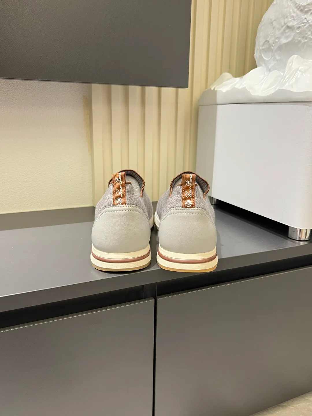 Men's Men's Shoes 💰p380 Loro Men's Shoes 💰piana/Noyo Piana 360 L Men's Shoes 💰p Flexy Walk Men's Sports Shoes These sports shoes are made of knitted wool uppers, and the heel is wrapped in smooth calf leather. Merino sheep are selected from Australia and New Zealand. The upper is machine-woven like a sweater, and then equipped with a white rubber outsole and a Kummel-colored sole. It is both beautiful and non-slip. The fabric is 100% cashmere and the insole is calf leather. It is super comfortable on the feet! Comes with full original packaging! Multiple colors available! Size: 38-44 (45 customized)